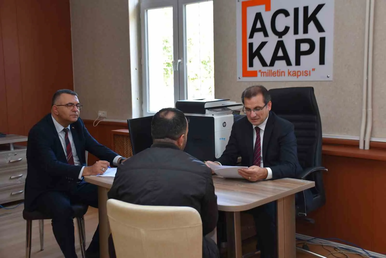 Manisa’nın Salihli ilçe Kaymakamı Ali Güldoğan, vatandaşların taleplerini dinlemek ve