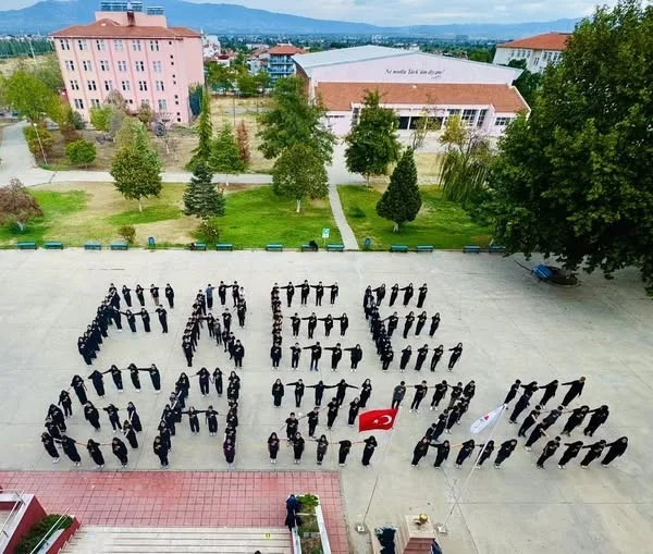 Manisa’nın Salihli ilçesinde liseli öğrenciler okul bahçesinde bir araya gelerek