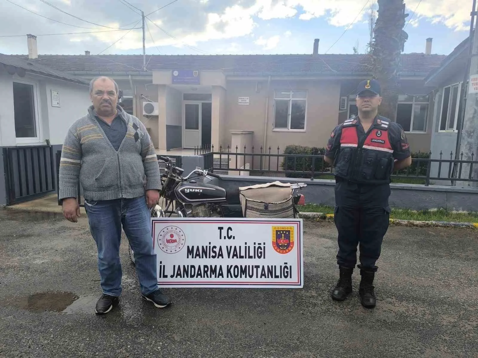 Manisa’nın Salihli ilçesinde park halindeki plakasız motosiklet çalıntı çıktı. Motosiklet,