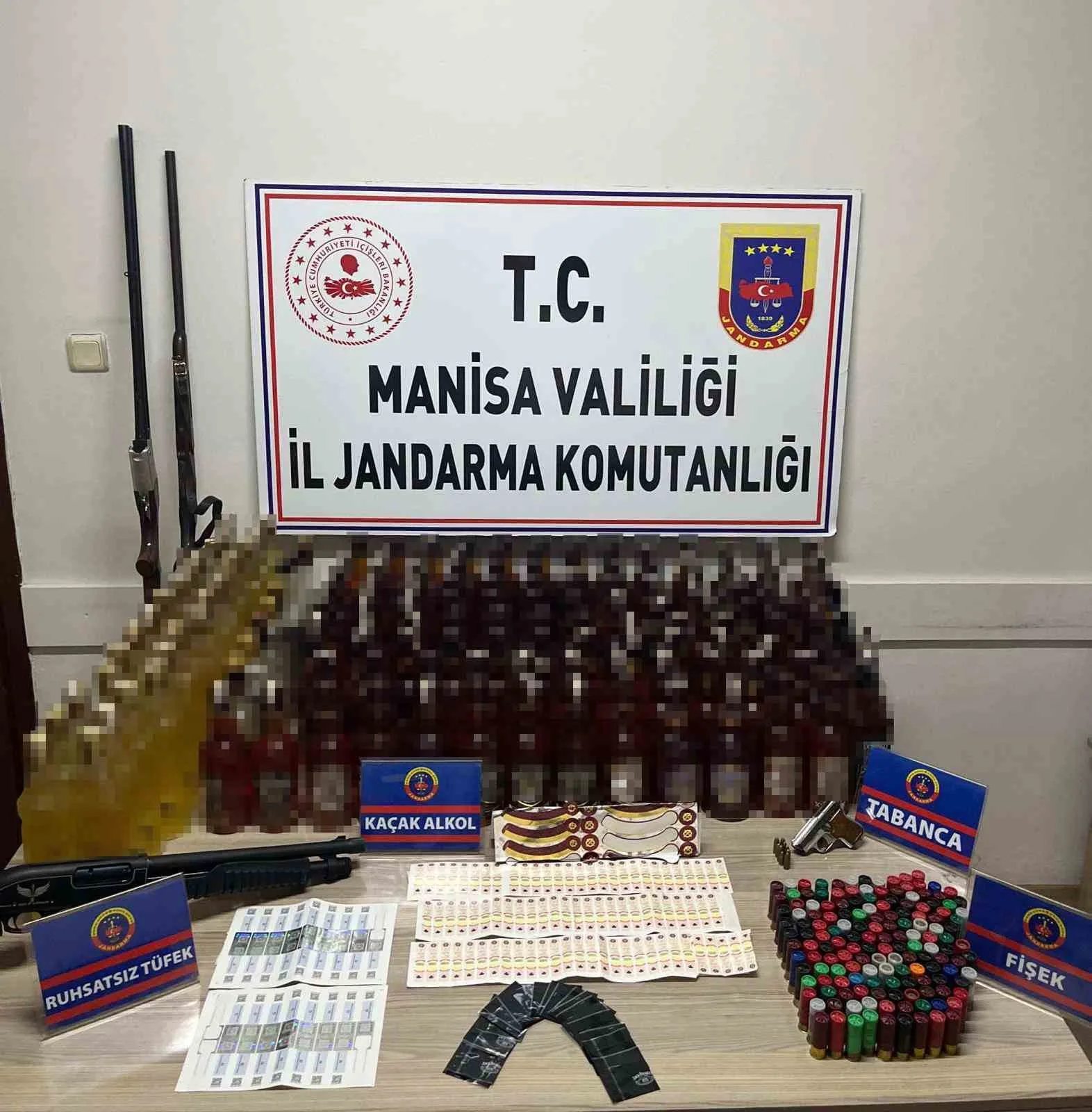 Manisa’nın Salihli ilçesinde jandarma ekiplerinin bir eve düzenlediği operasyonda, yüzlerce