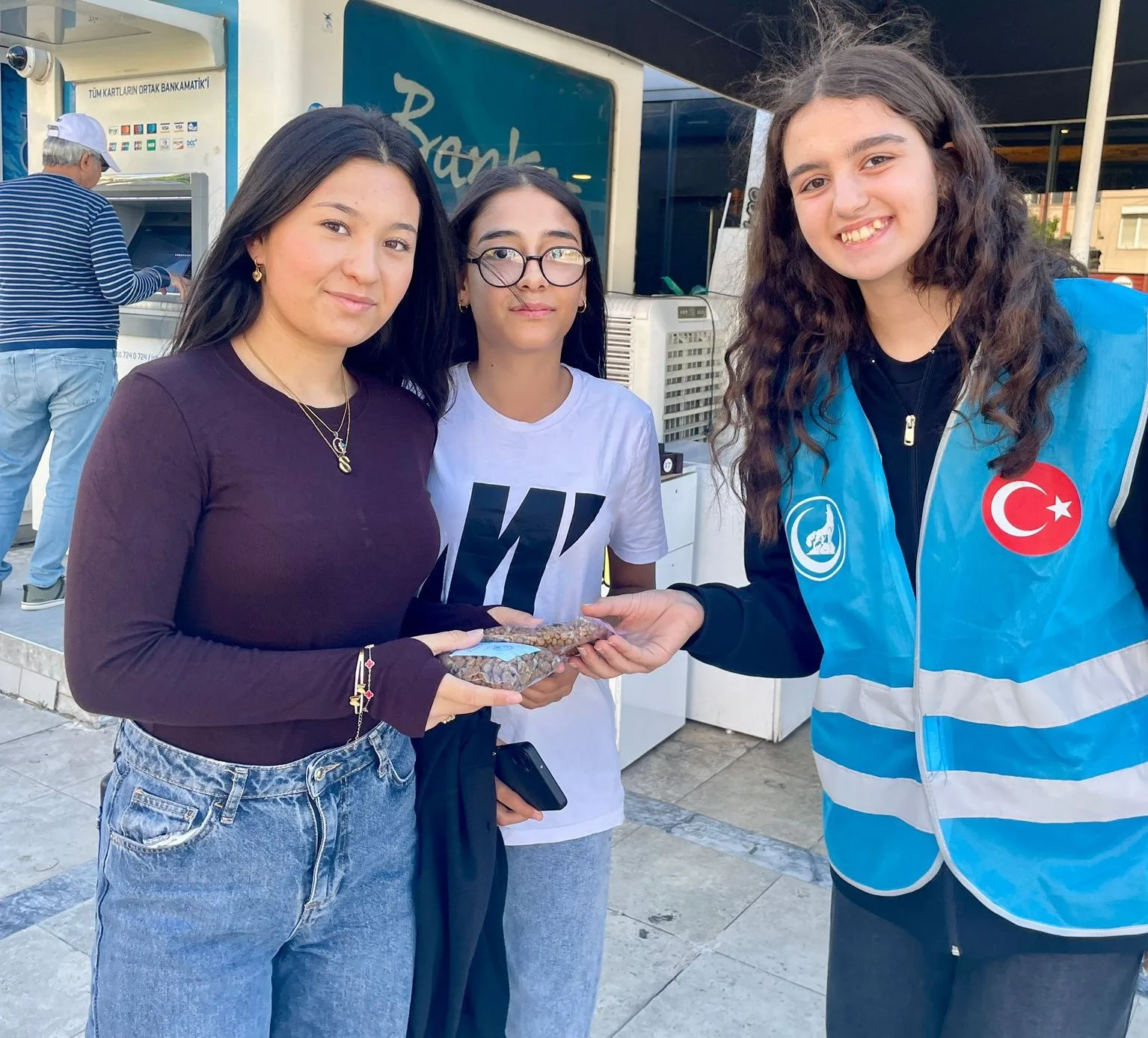 Manisa’nın Salihli ilçesindeki Ülkü Ocakları Başkanlığı, sokak hayvanları için mama