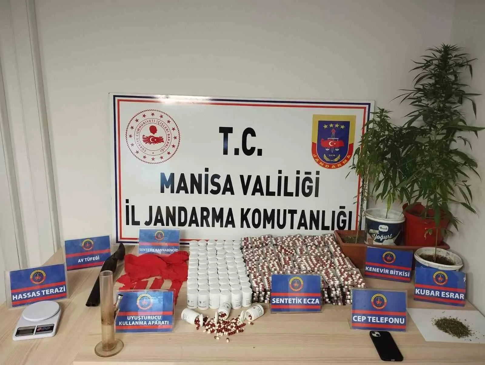 Manisa’nın Salihli ilçesinde jandarma ekiplerinin düzenlediği operasyonda 8 bin 864