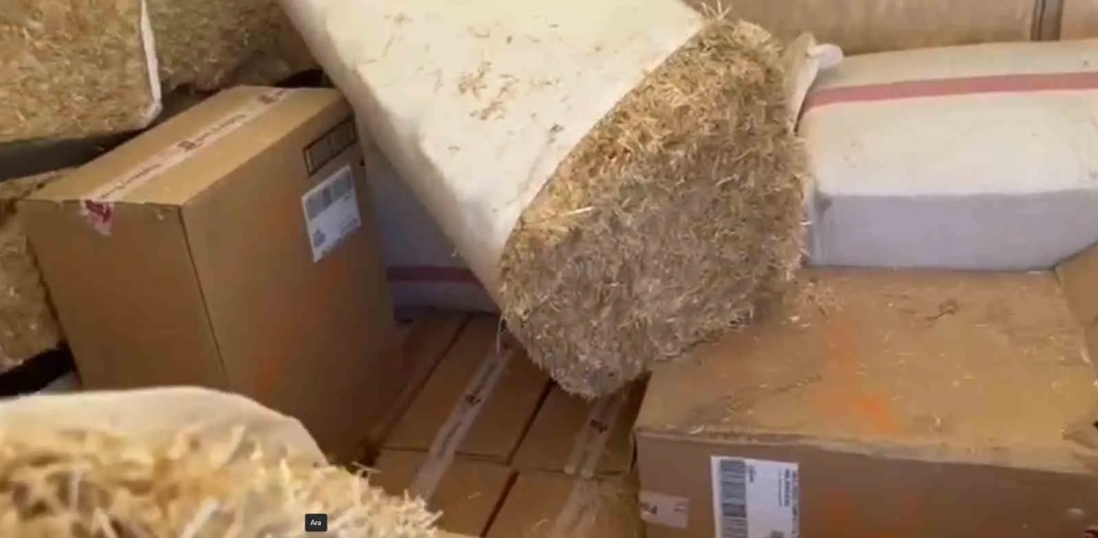 Gaziantep’te kaçakçılıkla mücadeleye yönelik operasyonda saman balyalarının arasına gizlenmiş 43