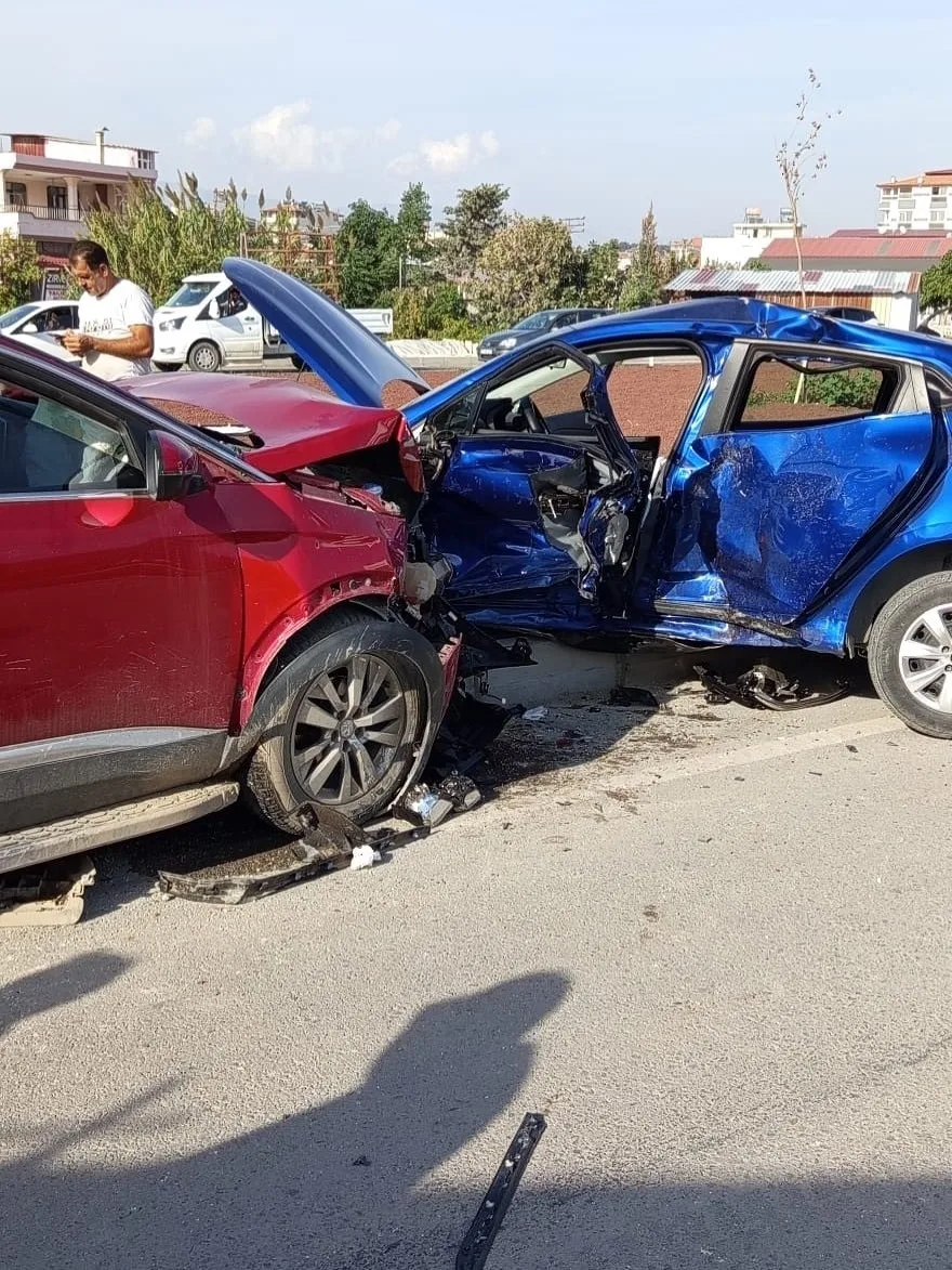 Hatay’da 2 otomobilin çarpışması sonucu yaşanan trafik kazasında 5 kişi