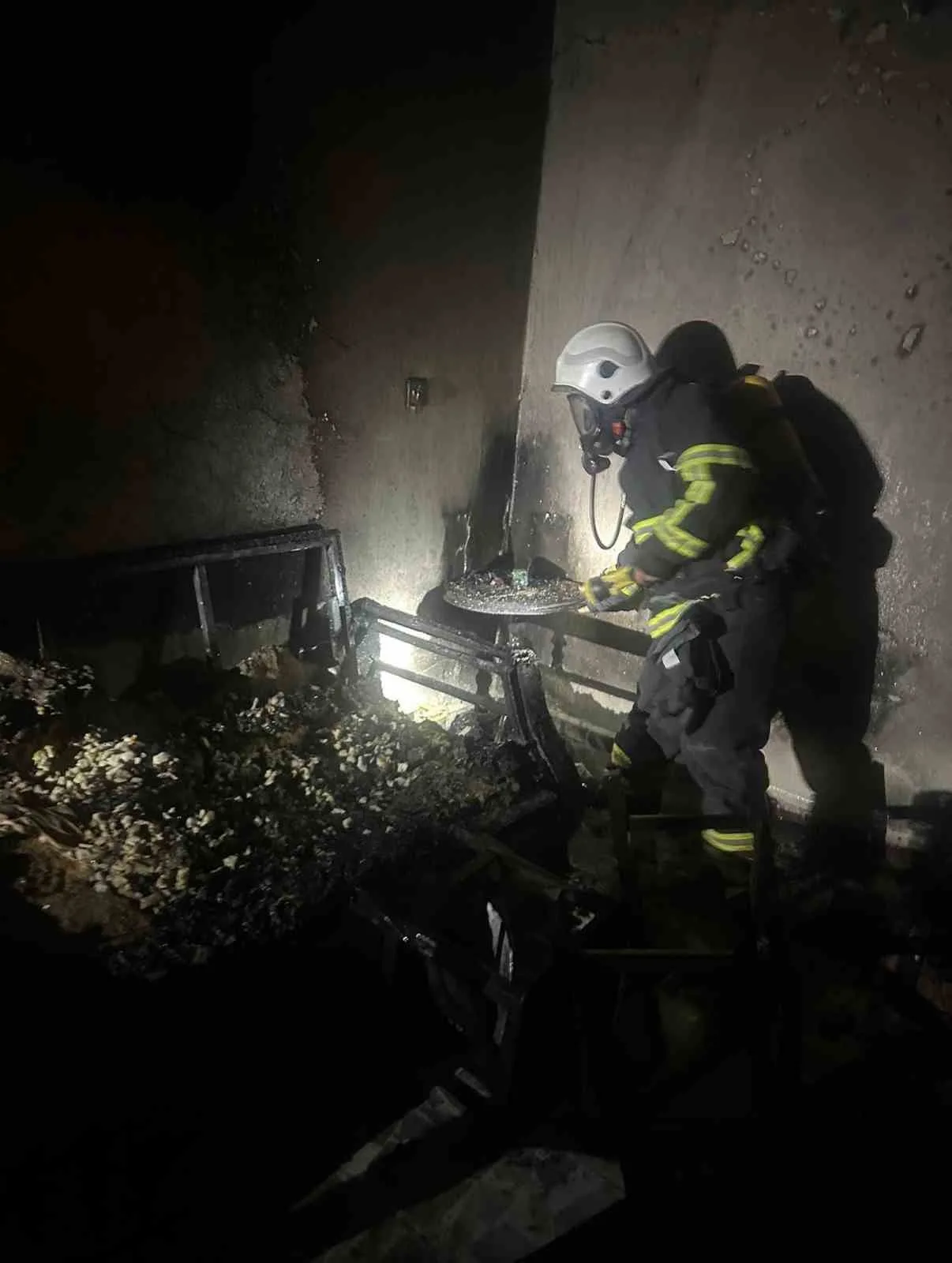 Hatay’da alevlere teslim olarak yanan ev kullanılmaz hale geldi. Yangın,