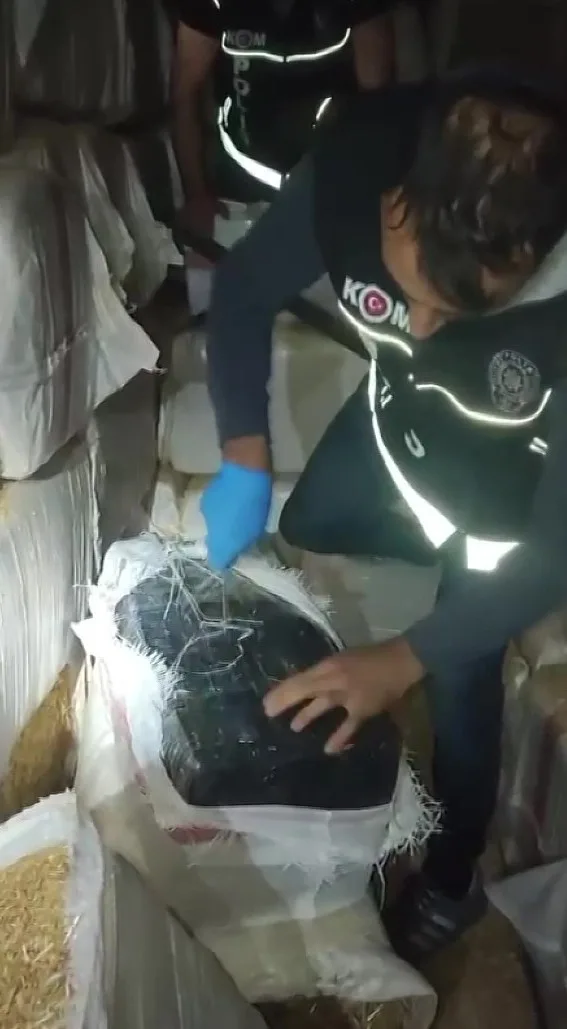 Adana’da saman yüklü tırda yapılan aramada 2 milyon 750 bin