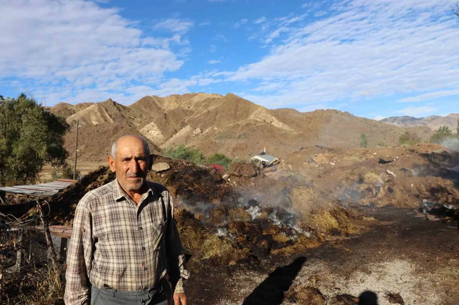 Erzurum’un Oltu ilçesine bağlı Bahçecik Mahallesi’nde meydana gelen yangında, büyükbaş