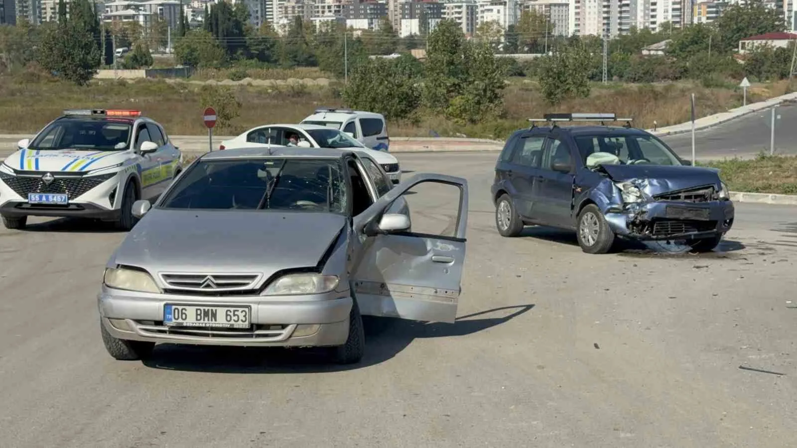 Samsun’un Canik ilçesinde 2 otomobilin çarpışması sonucu meydana giren trafik