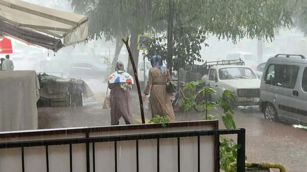 Samsun’da öğle saatlerinde aniden başlayan kuvvetli sağanak, vatandaşlara zor anlar