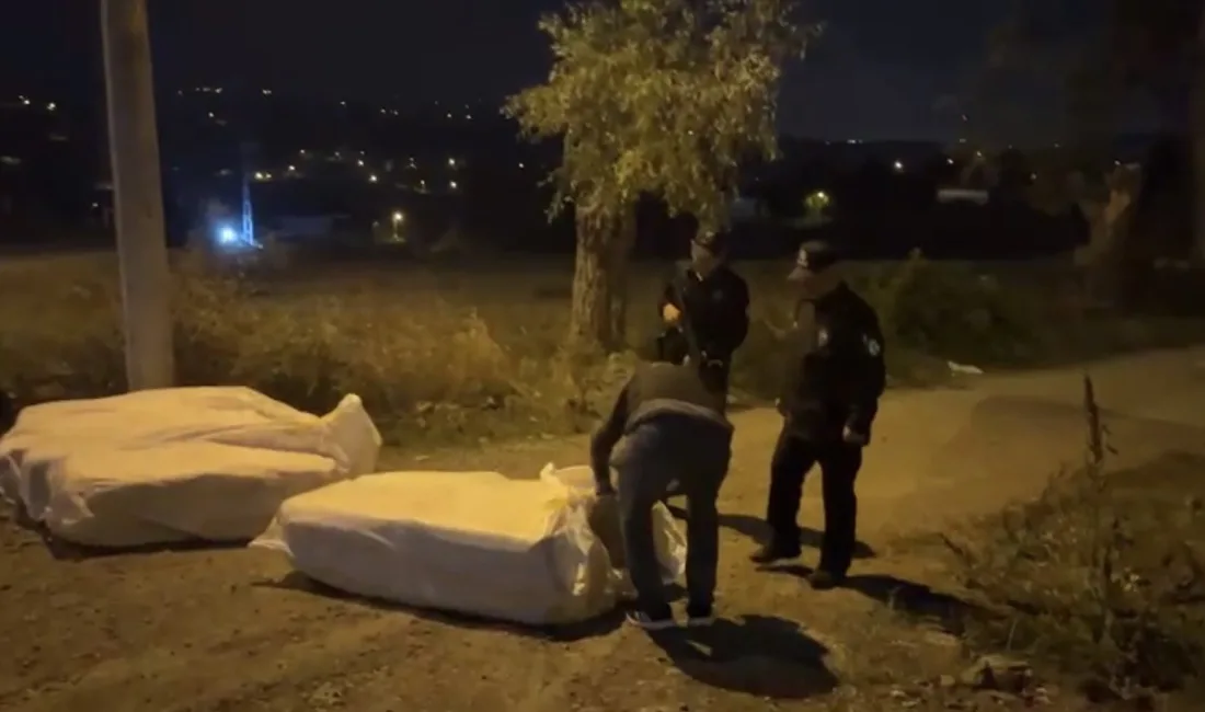 Samsun’da polis ekipleri, gece saatlerinde açık alana bırakılan çuvalların içinden