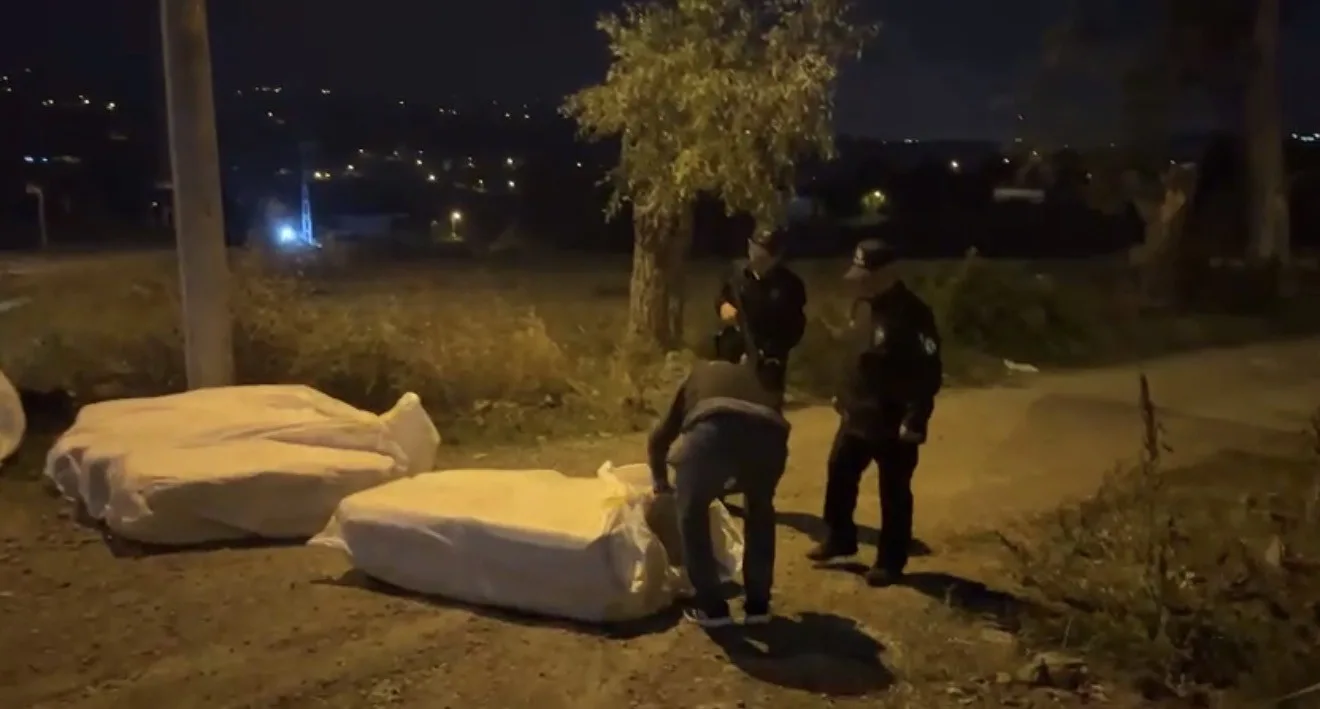 Samsun’da polis ekipleri, gece saatlerinde açık alana bırakılan çuvalların içinden