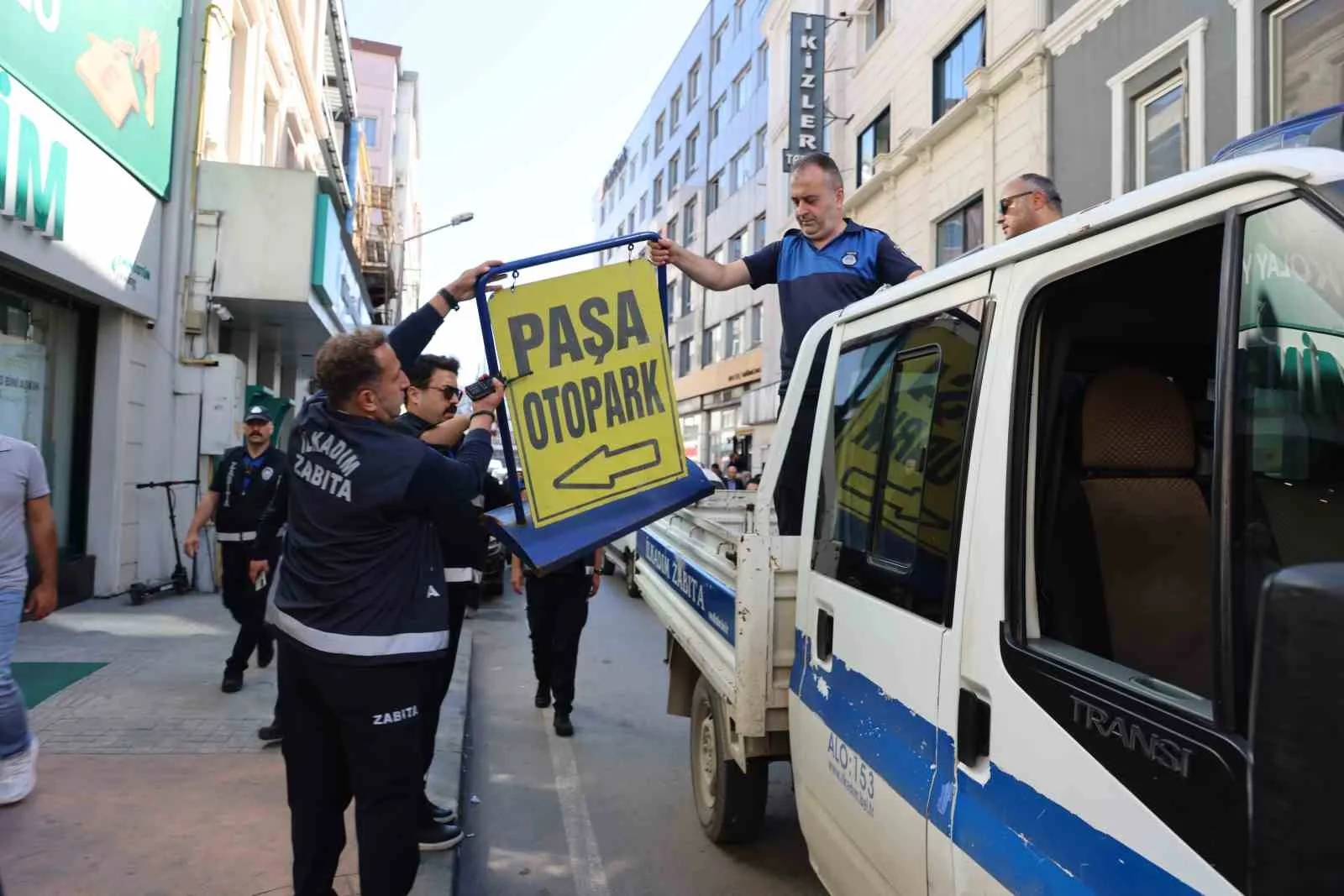 Samsun’un İlkadım Belediyesi Zabıta Müdürlüğü ekipleri, yaya kaldırımı ve yol