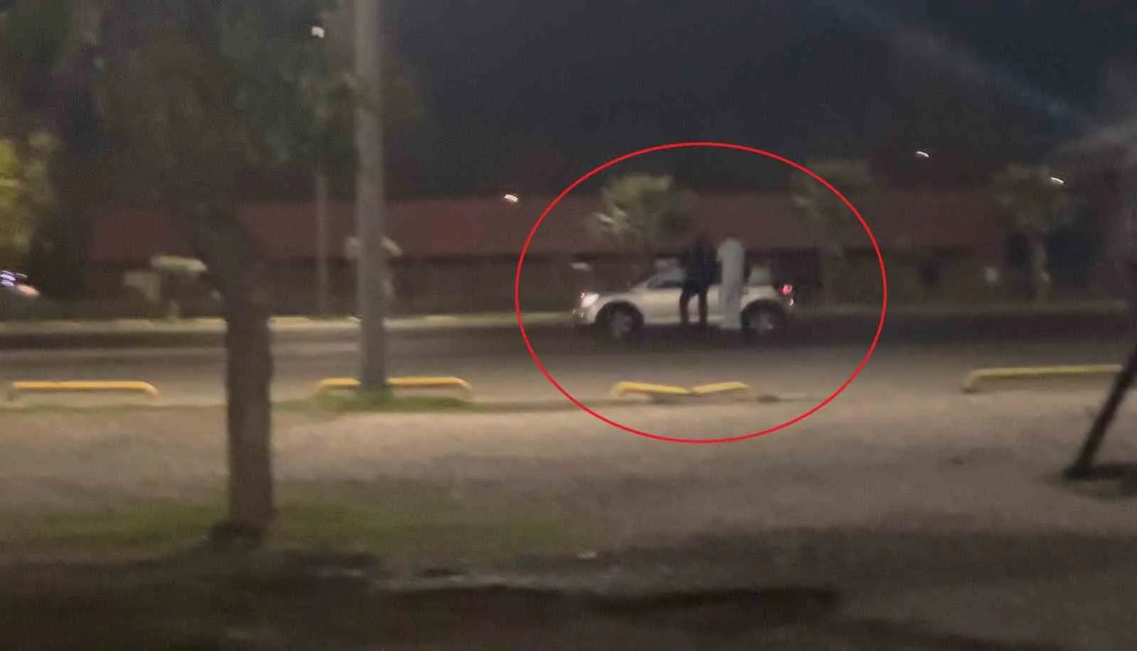 Samsun’da gençlerden oluşan bir grup, hareket halindeki SUV aracın basamaklarına