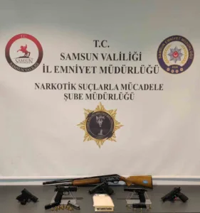 Samsun’da narkotik polisi tarafından düzenlenen operasyonda silah ve uyuşturucu ele