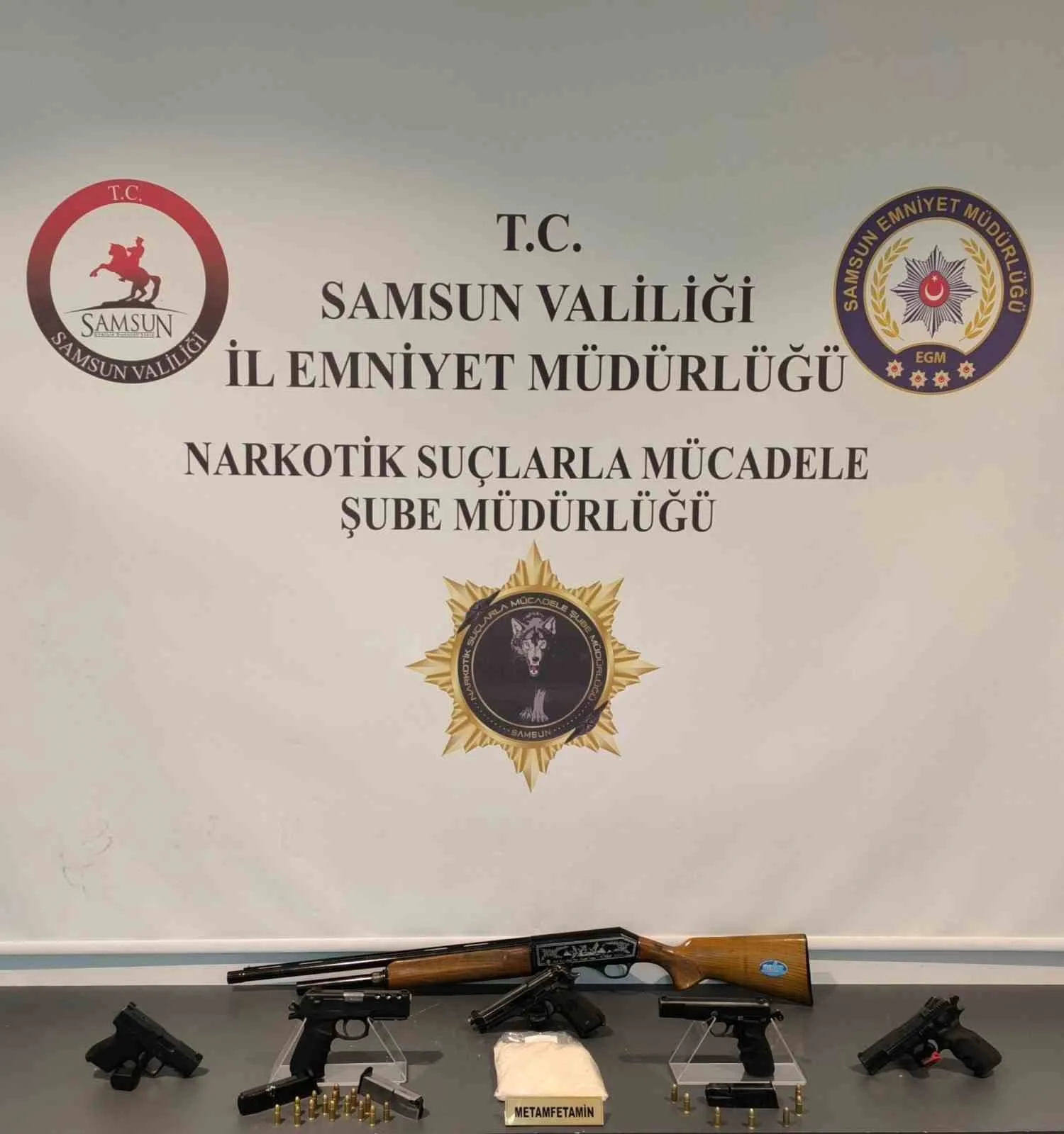 Samsun’da narkotik polisi tarafından düzenlenen operasyonda silah ve uyuşturucu ele