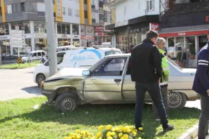 Samsun’un Çarşamba ilçesinde meydana gelen trafik kazasında, otomobil ile motosikletin