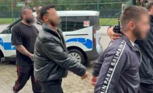 Samsun’da bir spor salonu önünde otomobile silahlı saldırı düzenleyen 3