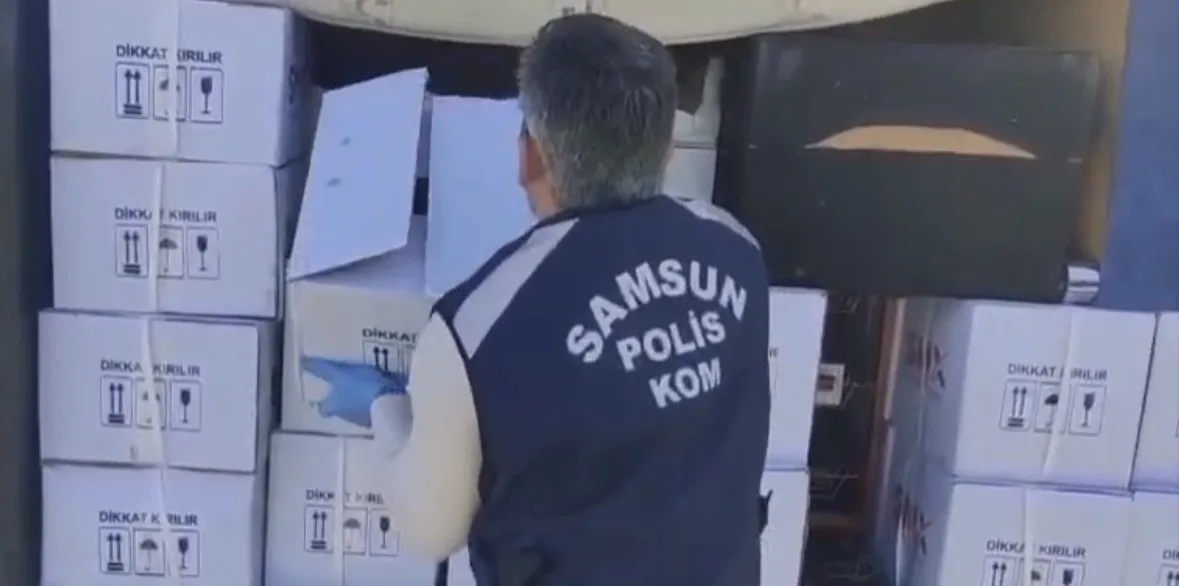 Samsun’da sahte içki operasyonunda 445 litre etil alkol ele geçirildi.