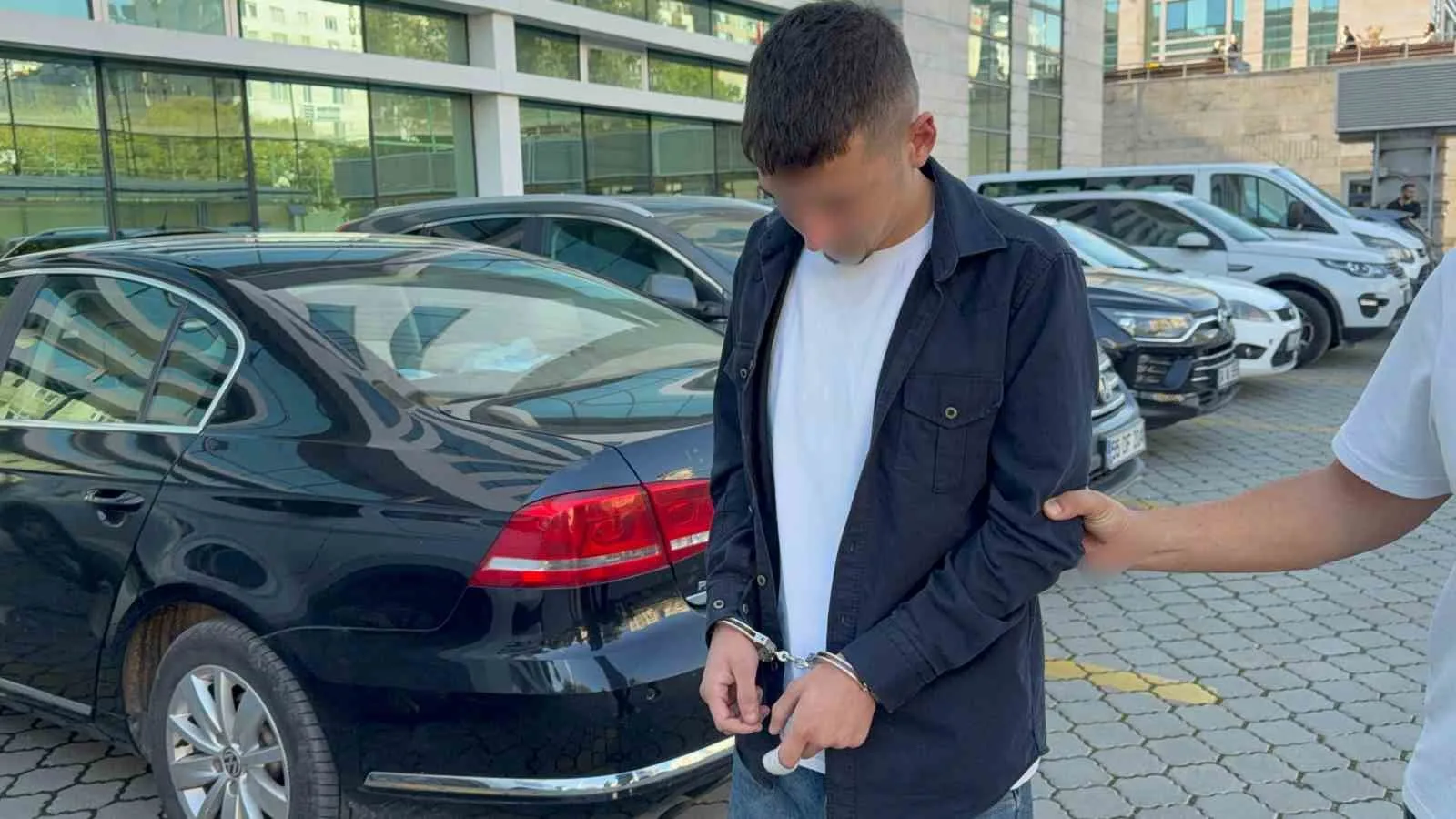 Samsun’un İlkadım ilçesinde, bir gencin başındaki şapkayı gasbettikleri iddia edilen