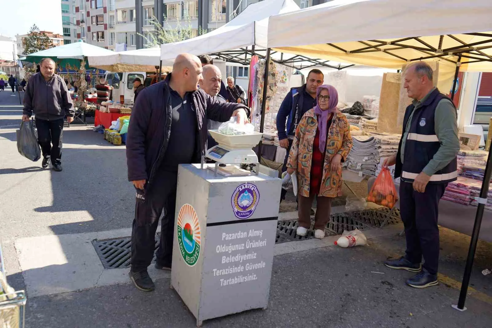 Samsun’un İlkadım Belediyesi, semt pazarlarına yönelik tartı uygulaması başlattı. Vatandaşlar,