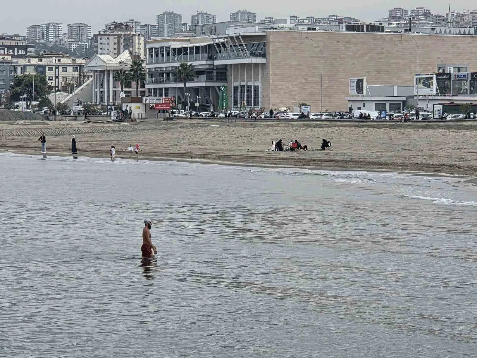 Samsun’da ekim ayının son günlerinde bazı vatandaşlar denize girerek yüzmenin