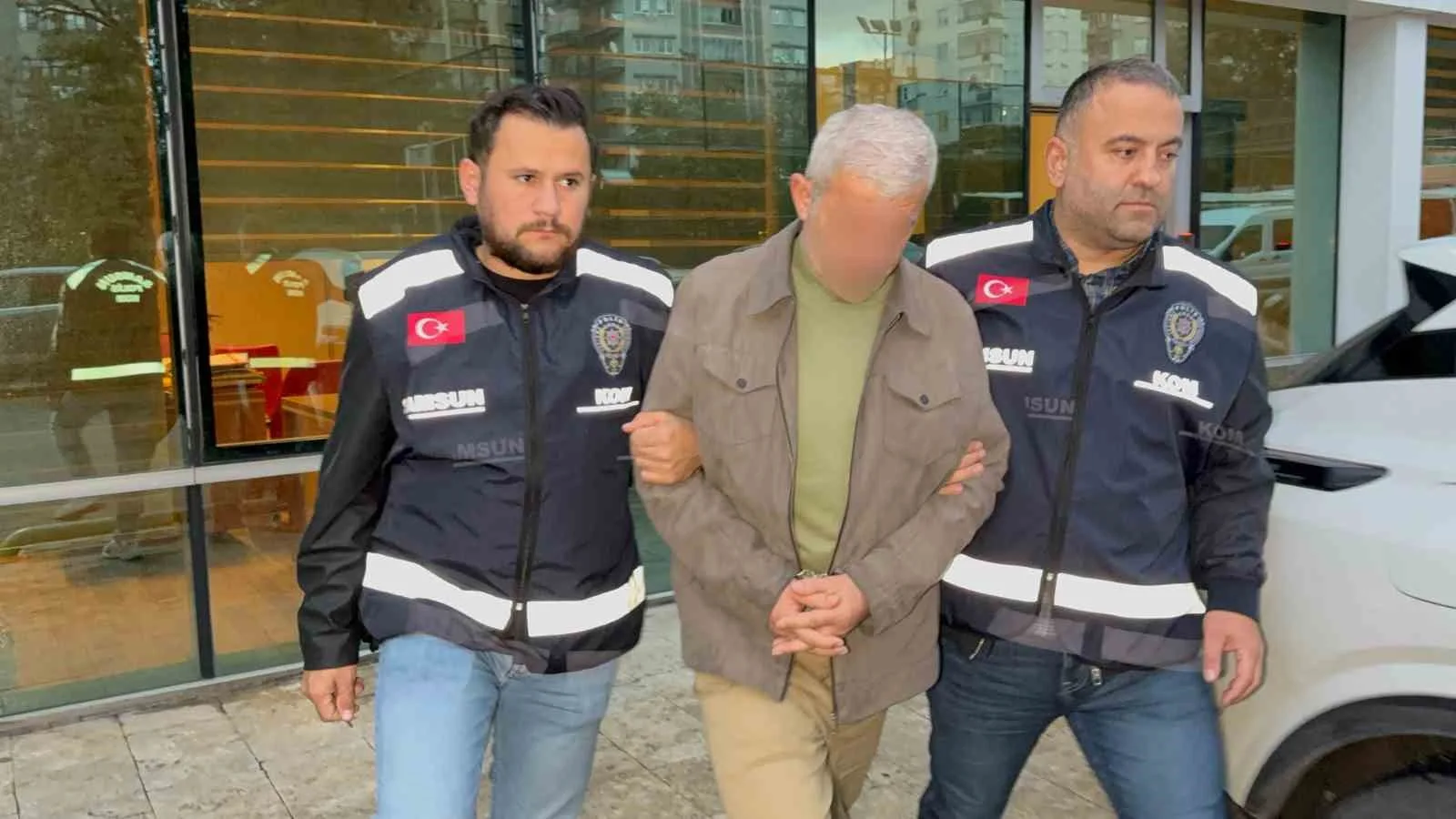 Samsun’da KOM ekiplerince düzenlenen tefecilik ve silah ticareti operasyonunda gözaltına