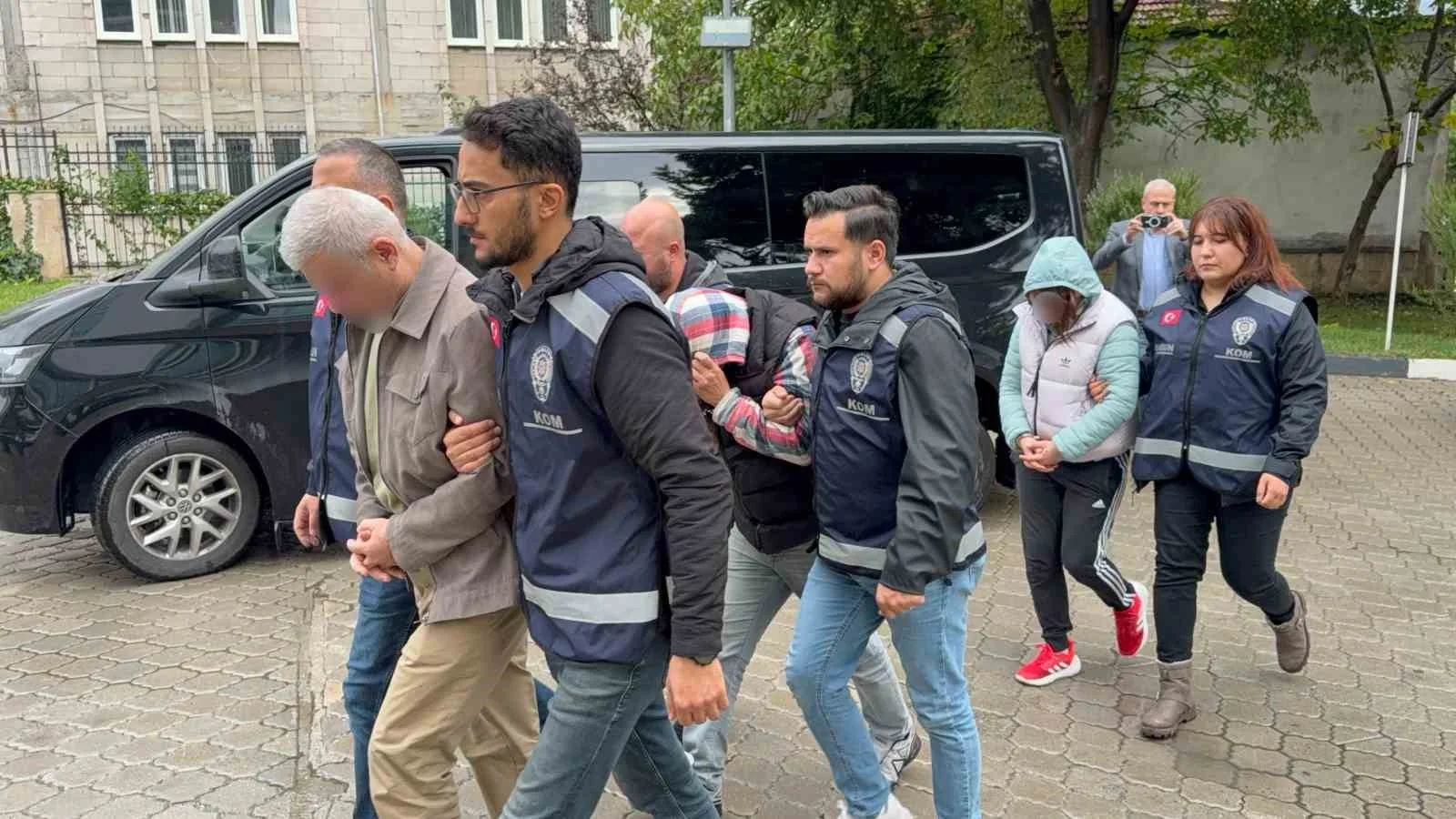 Samsun’da KOM ekiplerince düzenlenen tefecilik ve silah ticareti operasyonunda gözaltına