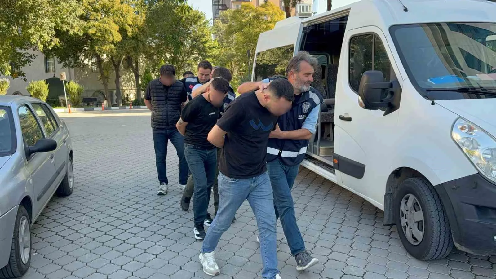 Samsun’da narkotik polisince düzenlenen iki ayrı uyuşturucu operasyonda gözaltına alınan