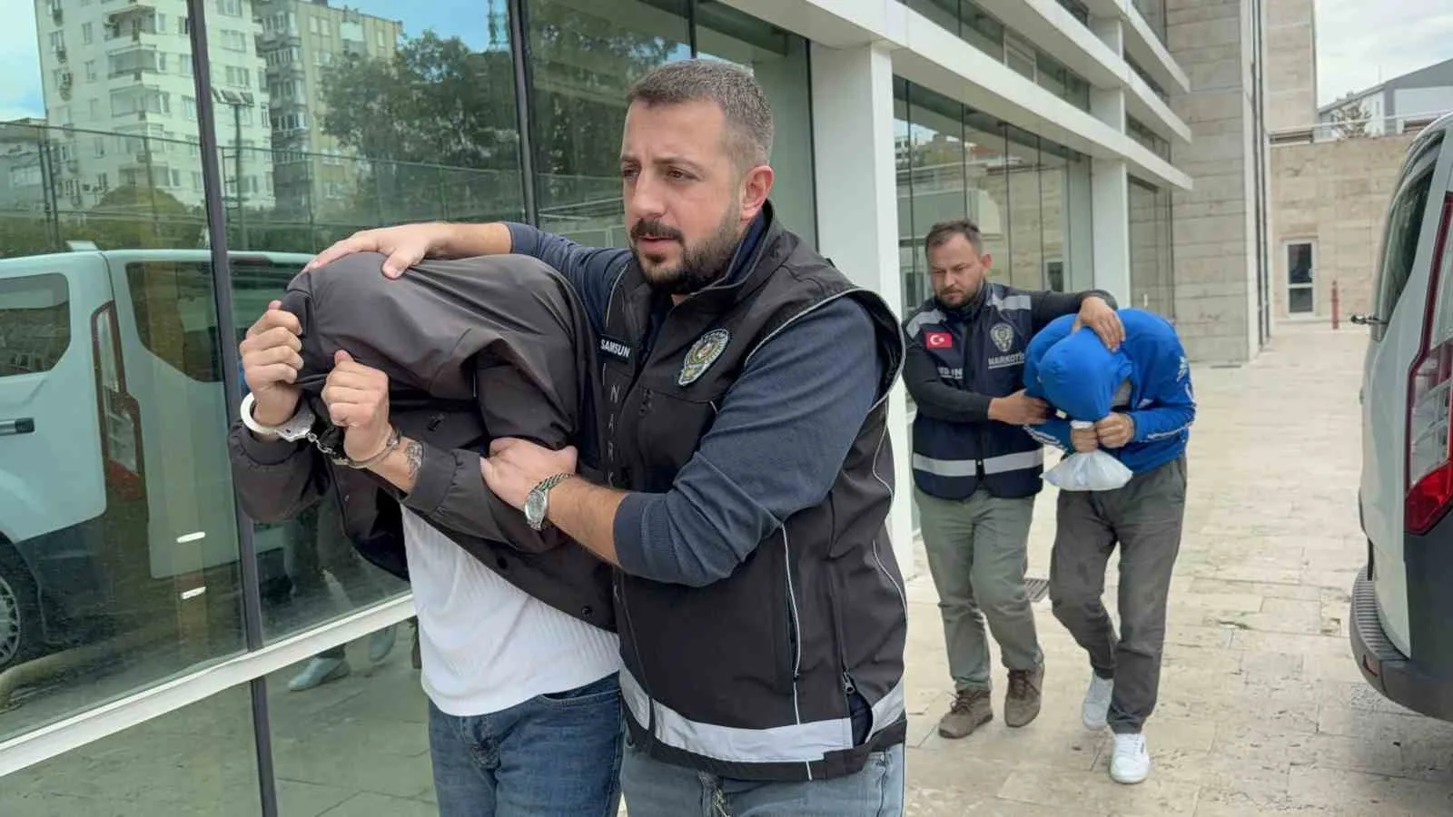 Samsun’da narkotik polisi tarafından iki ayrı uyuşturucu operasyonunda evinde ve