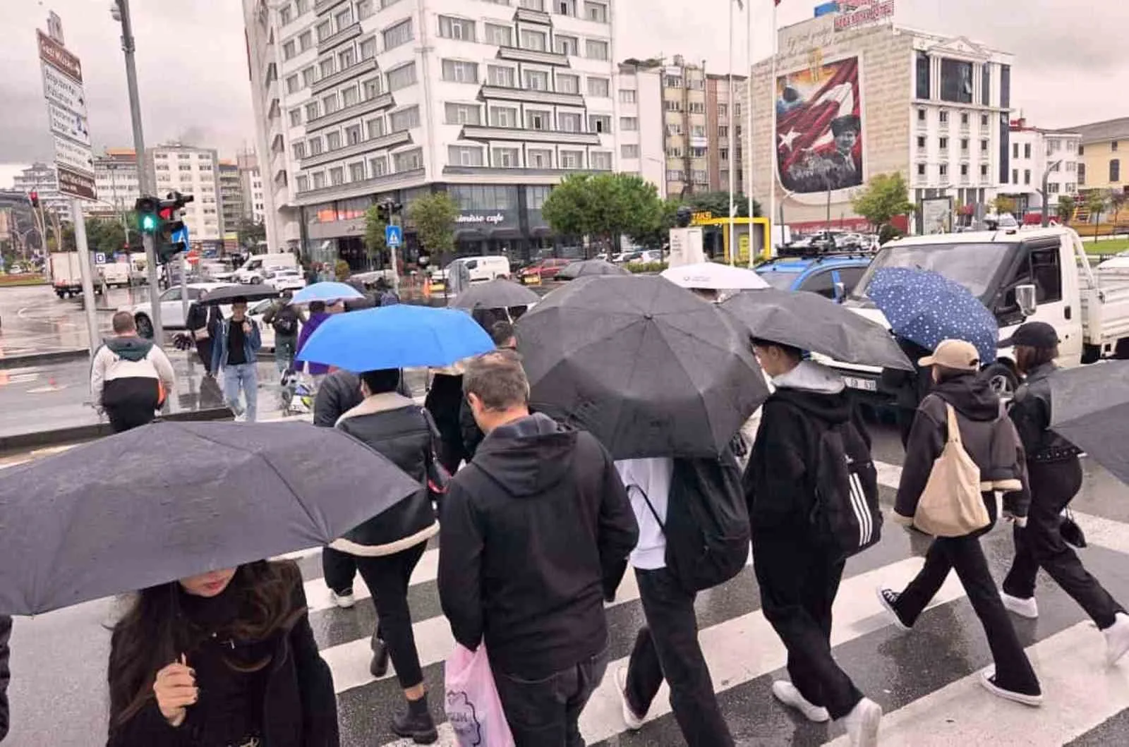 Samsun’da dün akşam saatlerinde başlayan yağmur, bugün de etkili olurken,