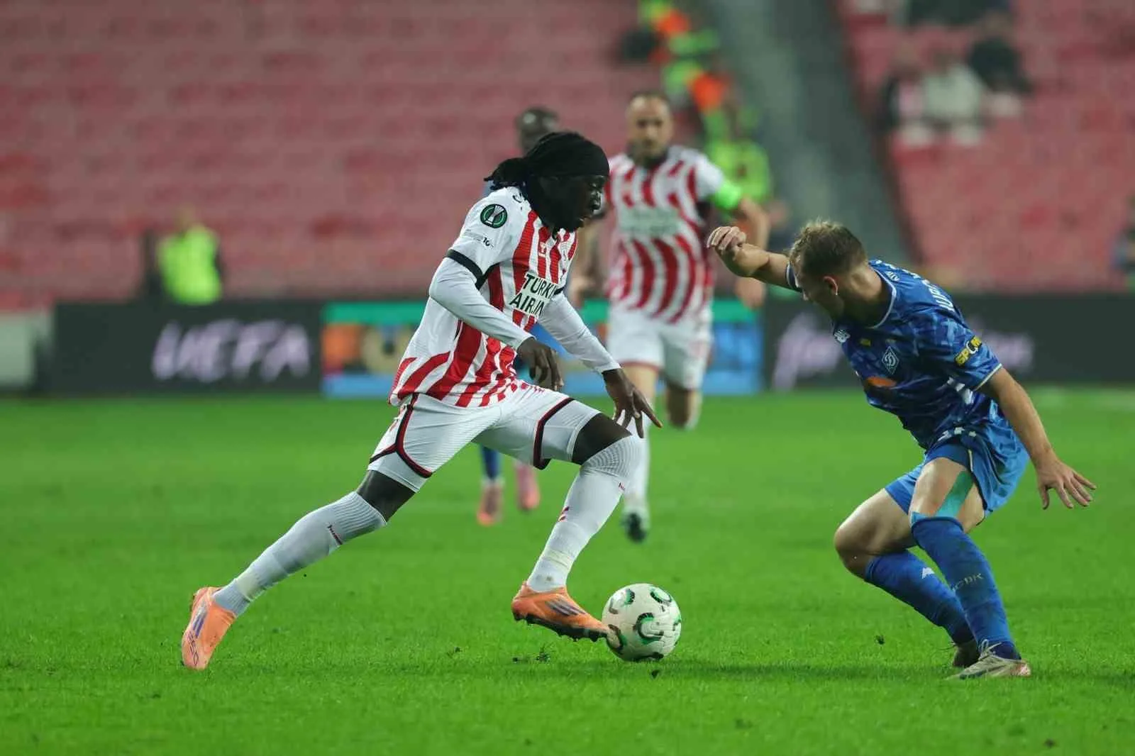 SAMSUN (İHA) – Samsunspor’un başarılı futbolcusu Tanguy Coulibaly’nin sol diz