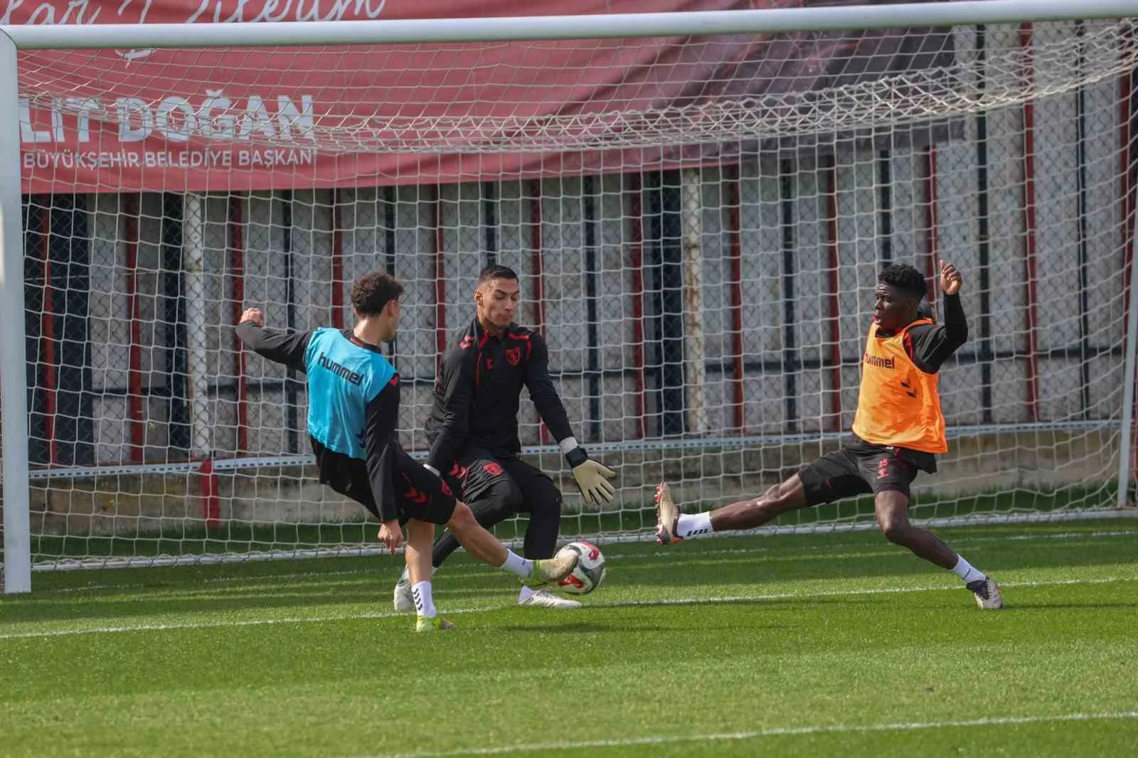 Samsunsporlu futbolcular Tomasson, Mouandilmadji, Ndiaye, Satka ve Eyüp Aydın, milli