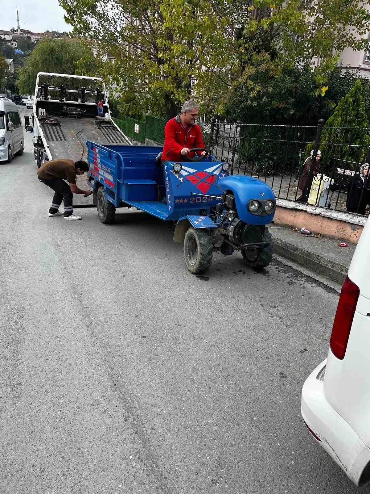 Alaplı İlçe Emniyet Müdürlüğü ekipleri, Sanayi Çarşısı’nda gelişigüzel park edilen
