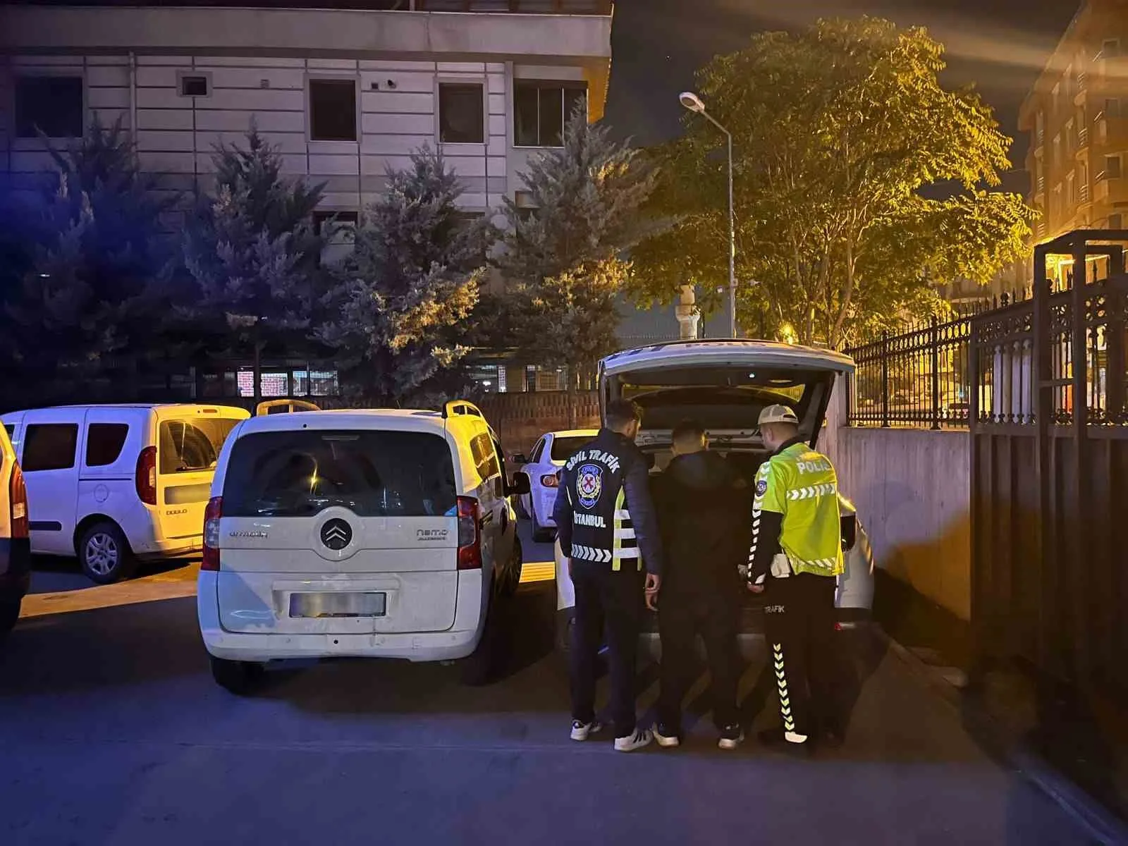 Sancaktepe’de yol verme meselesi nedeniyle aralarında tartışma çıkan ve trafik