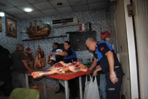 Şanlıurfa Büyükşehir Belediyesi zabıta ekipleri, ŞUTİM’deki et depolarına düzenledikleri baskında,