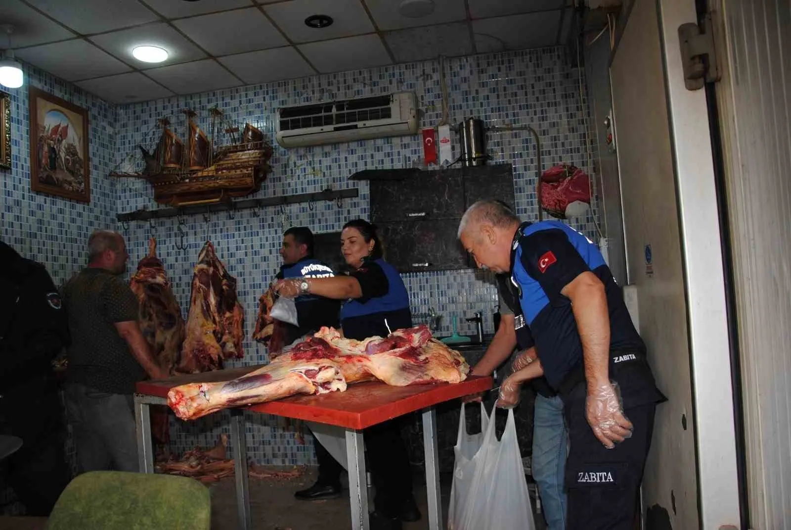 Şanlıurfa Büyükşehir Belediyesi zabıta ekipleri, ŞUTİM’deki et depolarına düzenledikleri baskında,