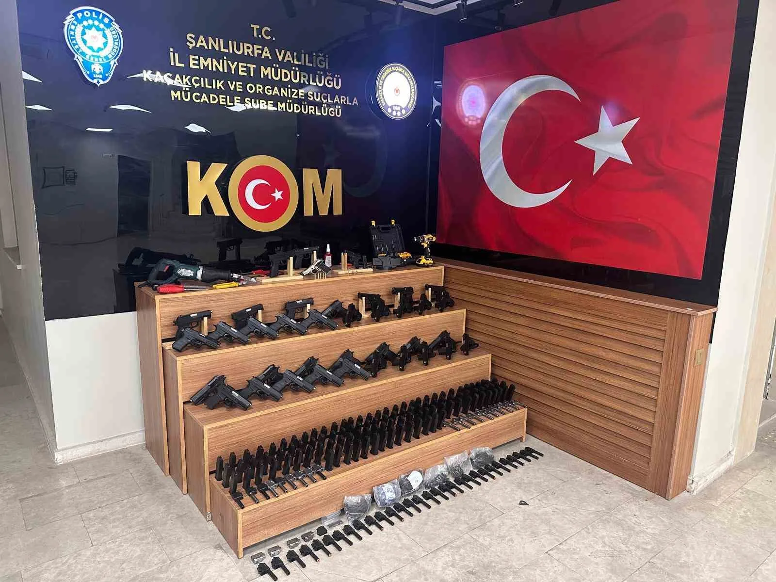 Şanlıurfa’da polis tarafından bir adrese gerçekleştirilen operasyonda 37 tabanca, 131