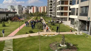 Şanlıurfa’da bir sitenin bahçesinde iki grup arasında, alacak-verecek meselesi nedeniyle
