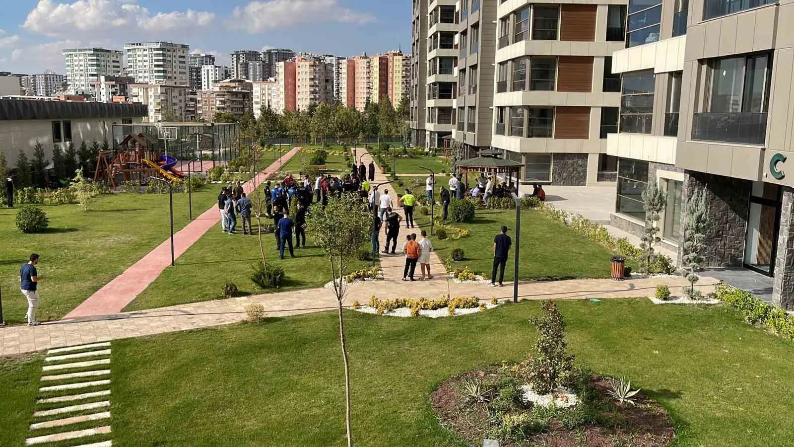 Şanlıurfa’da bir sitenin bahçesinde iki grup arasında, alacak-verecek meselesi nedeniyle