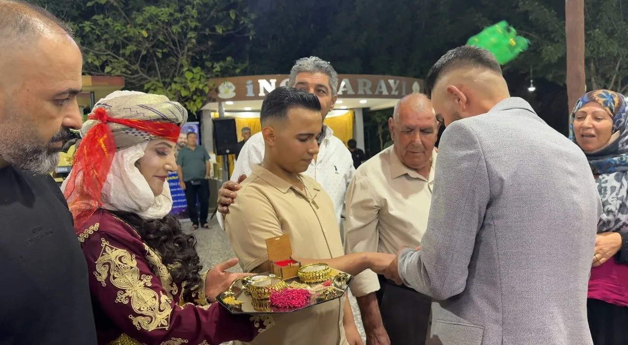 Şanlıurfa’da yaşanan sıra dışı nişan töreninde gelin ve damat bir