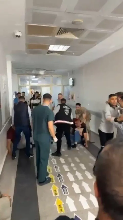 Şanlıurfa’nın Viranşehir ilçesinde, hastane acilinde karşı karşıya gelen husumetlilerin tekme