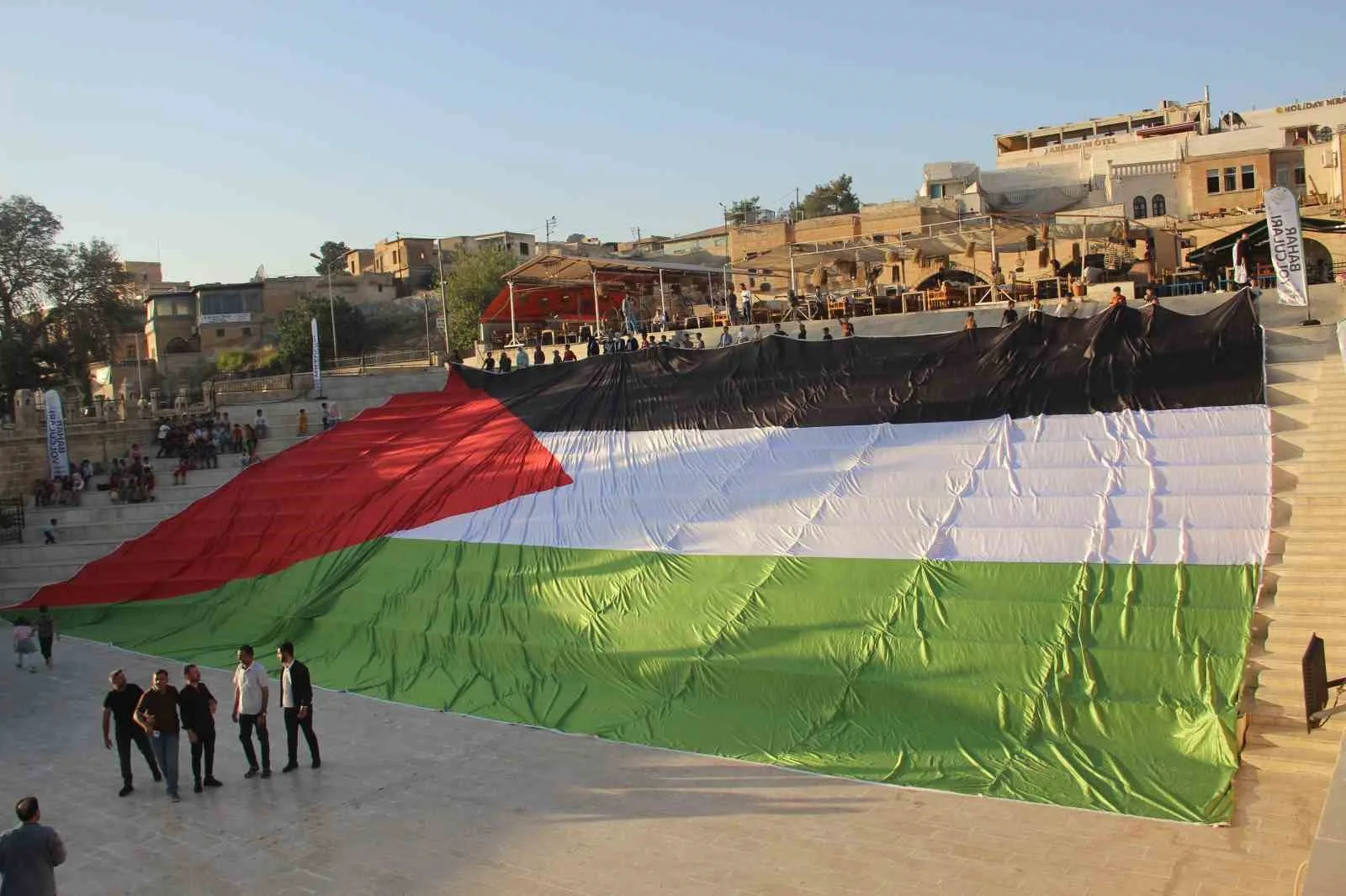 Şanlıurfa’da İsrail’in Gazze’deki saldırılarına tepki amacıyla dev Filistin bayrağı açıldı,