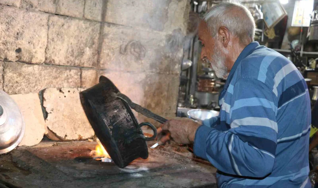 Şanlıurfa’da 75 yıldır tarihi bakırcılar çarşısındaki 20 metrekarelik dükkanında kalaycılık