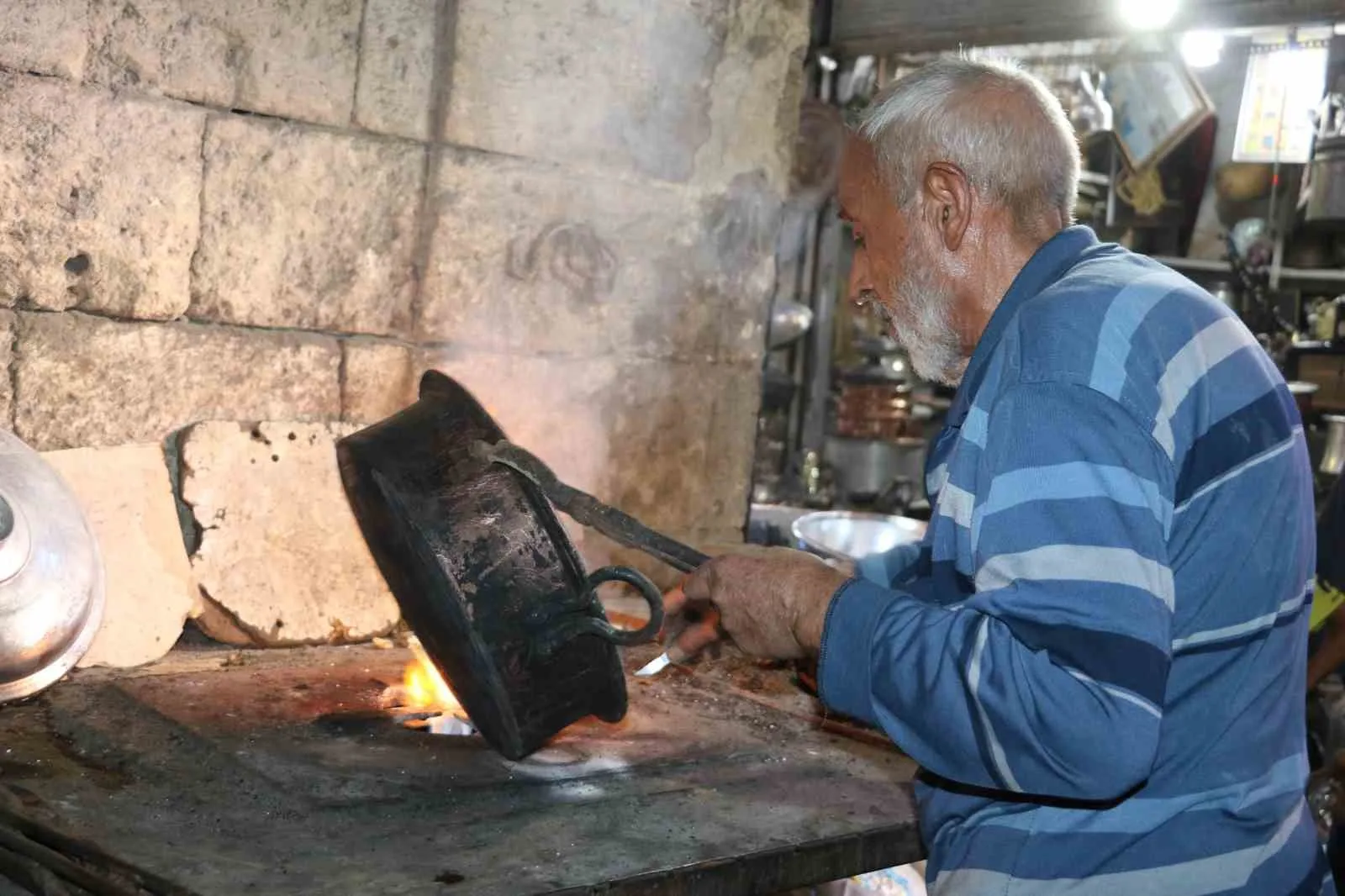 Şanlıurfa’da 75 yıldır tarihi bakırcılar çarşısındaki 20 metrekarelik dükkanında kalaycılık