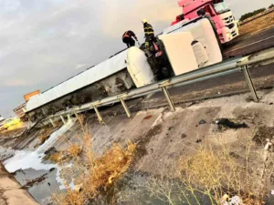Şanlıurfa’nın Viranşehir ilçesinde, mazot yüklü tankerin otomobile çarpması sonucu aynı