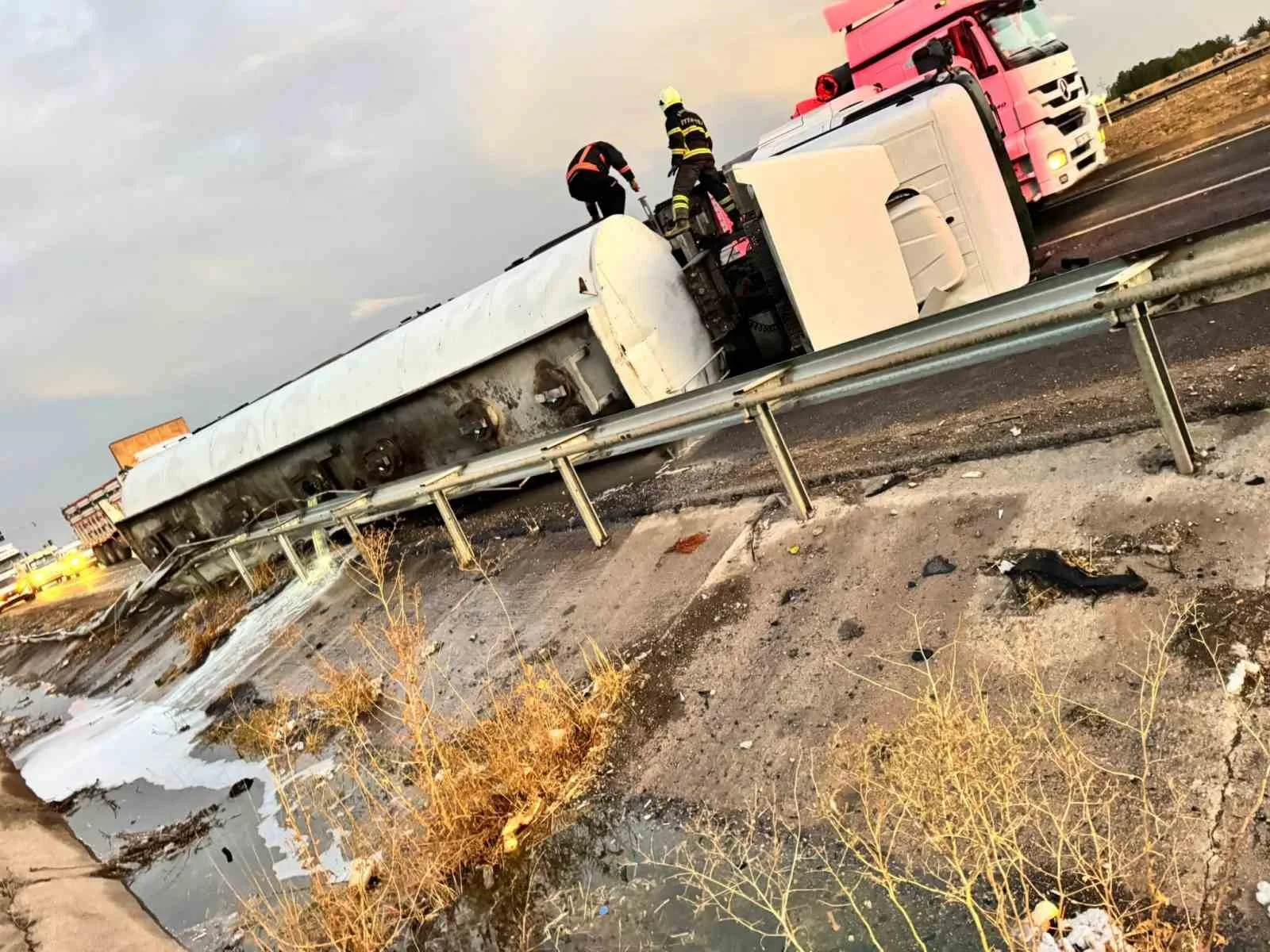 Şanlıurfa’nın Viranşehir ilçesinde, mazot yüklü tankerin otomobile çarpması sonucu aynı