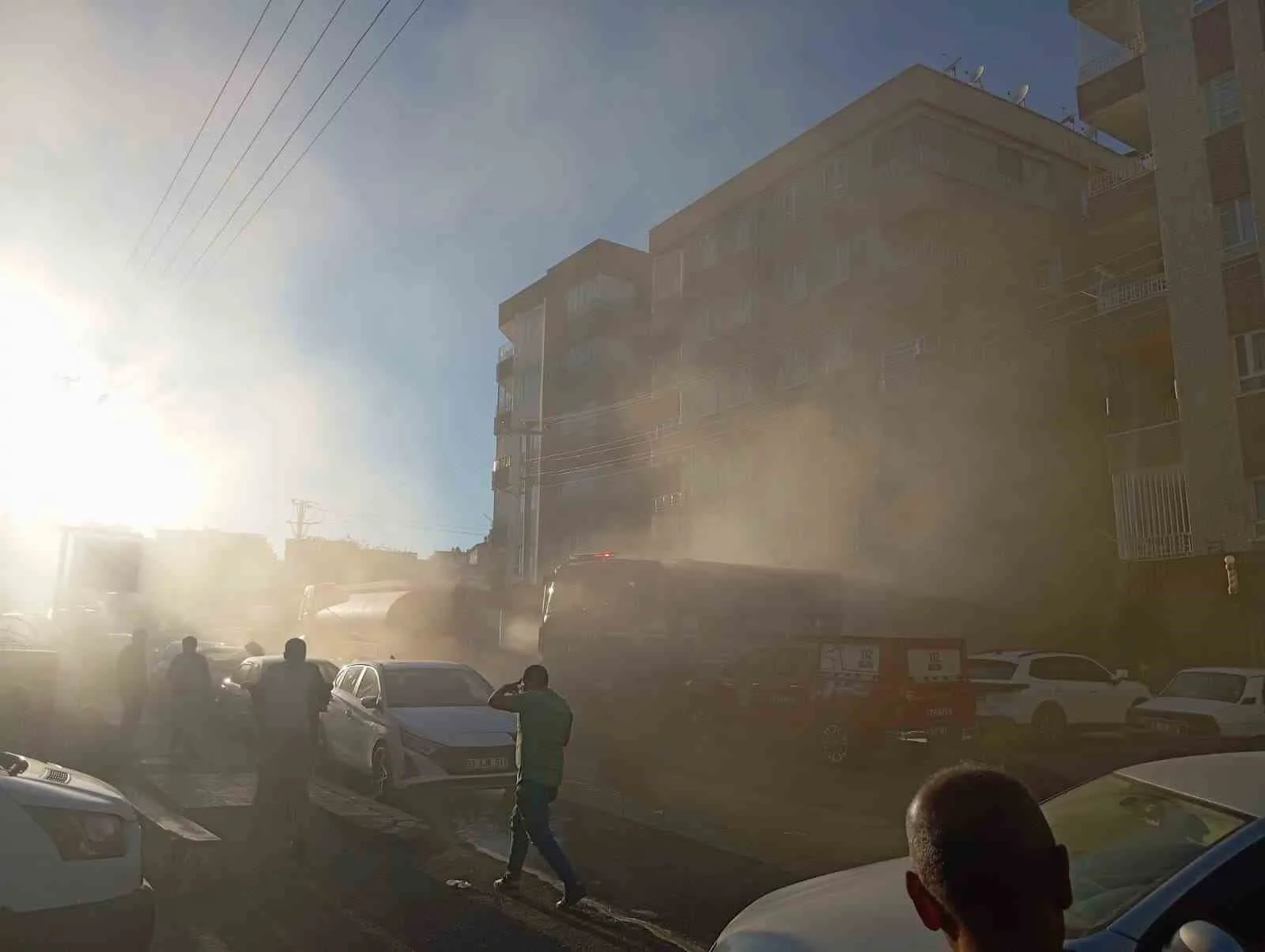Şanlıurfa’nın Haliliye ilçesinde bir medikal malzeme deposunda çıkan yangın, itfaiye