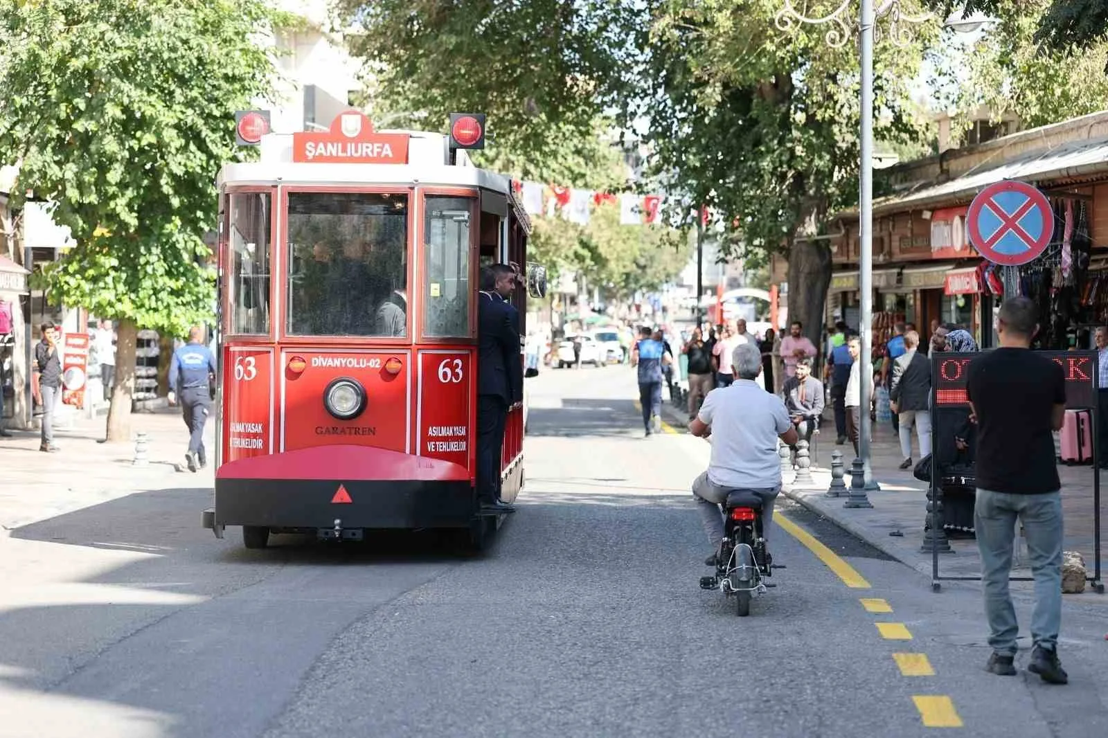 Şanlıurfa’da iki nostaljik tramvay, düzenlenen törenle hizmete girdi. İlk seferini