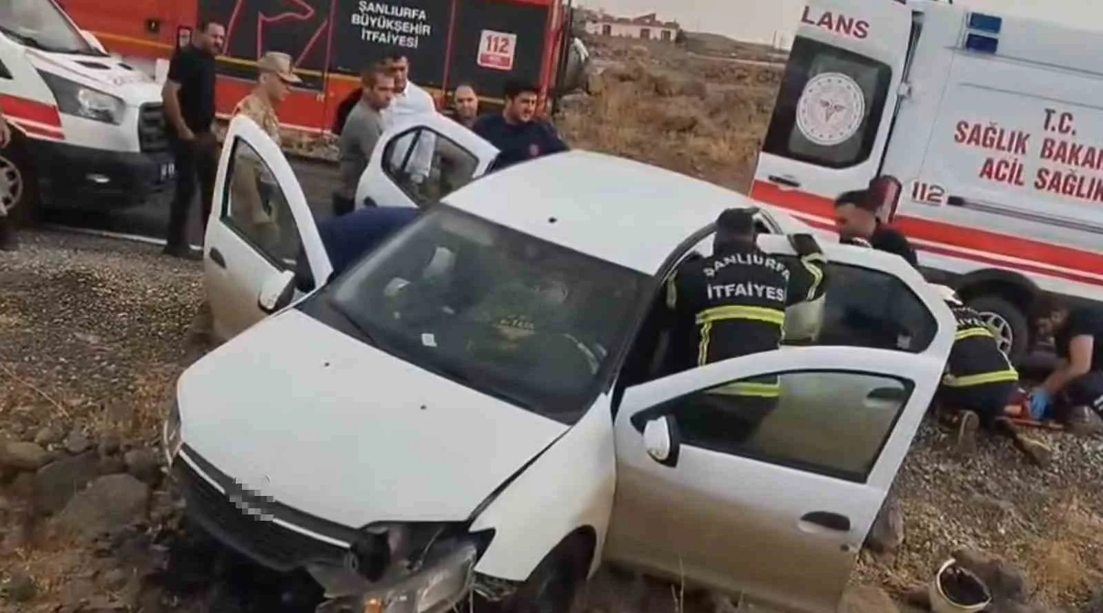 Şanlıurfa’da otomobilin kayalıklara çarpması sonucu meydana gelen kazada 3 kişi