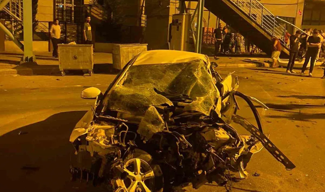 Şanlıurfa’da otomobilin üst geçidin merdivenlerine çarpması sonucu sürücünün hayatını kaybettiği